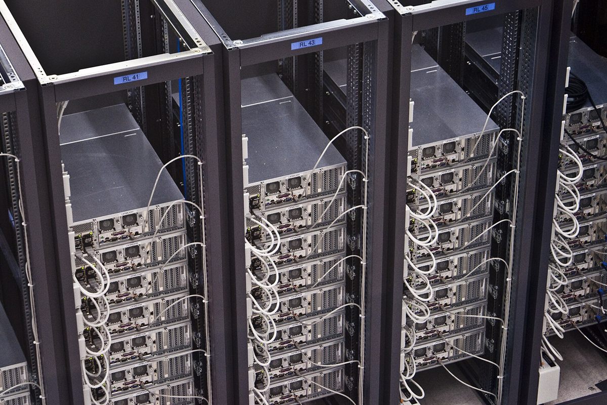 Servrar och nätverkskablar i ett rack i ett europeiskt datacenter